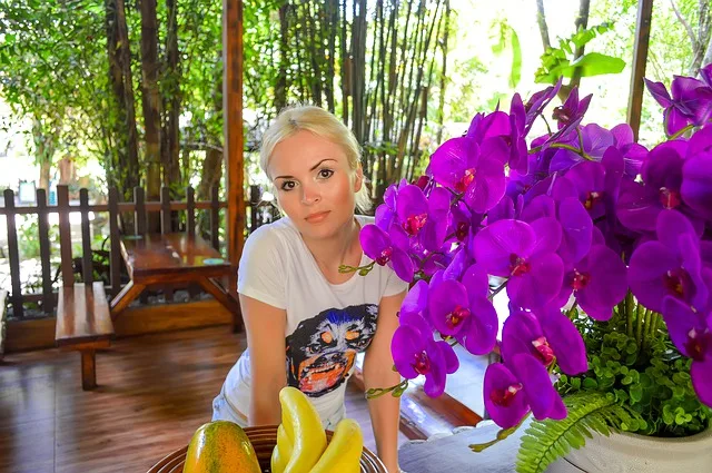 Femme blonde avec des fleurs, l'art du compliment dans le couple